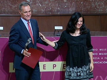 Silvio González recoge el premio otorgado por la FEDEPE a Atresmedia