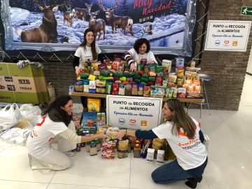 Los empleados de Atresmedia donan más de 500 kilos de alimentos en Navidad