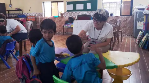 Una de nuestras voluntarias, en la mejor compañía Una de nuestras voluntarias, en la mejor compañía