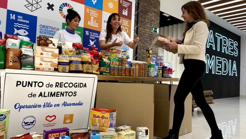 Los empleados de Atresmedia donan 420 kilos de alimentos en Navidad