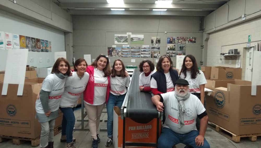 Voluntarios Atresmedia clasifican los alimentos donados en la Gran Recogida de Madrid