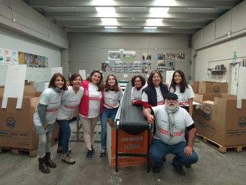 Voluntarios Atresmedia clasifican los alimentos donados en la Gran Recogida de Madrid