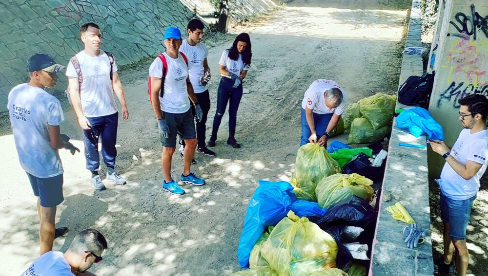 Voluntarios de Atresmedia junto a las bolsas de residuos recogidos