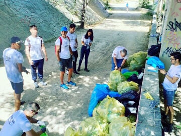Voluntarios de Atresmedia junto a las bolsas de residuos recogidos