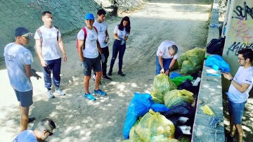 Voluntarios de Atresmedia junto a las bolsas de residuos recogidos