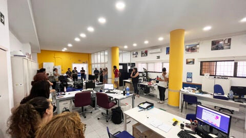 Preparando la gymkana en la oficina de Accem