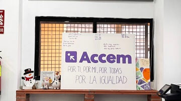 Pancarta en la oficina de Accem de Cartagena