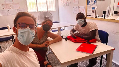 El voluntarios Guillermo en la clase de español, junto a Vicky y Sissé