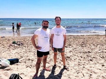 José María y Guillermo en una de las actividades de Accem en la playa