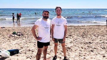 José María y Guillermo en una de las actividades de Accem en la playa