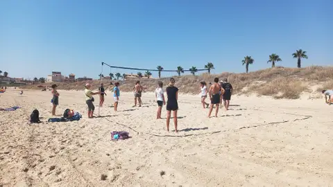 Jugando un partido de volleyball en la playa Jugando un partido de volleyball en la playa