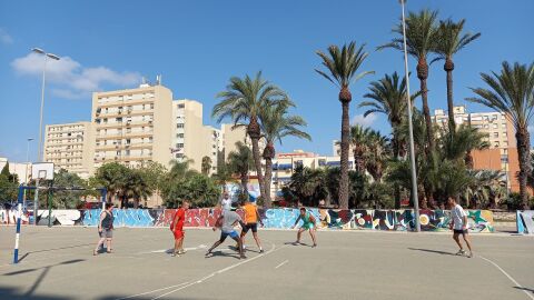 Los Voluntarios Atresmedia y los usuarios de Accem jugando un partido de fútbol