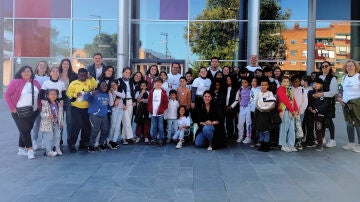 Volunarios Atresmedia junto a los niños de Fundación Senara