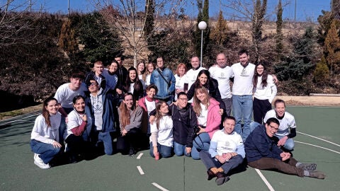 Voluntarios y usuarios disfrutando juntos de la actividad