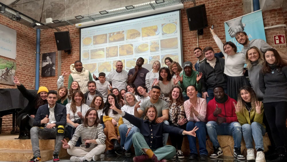 Voluntarios Atresmedia participan en un taller gastronómico e idiomático junto a personas refugiadas de CEAR