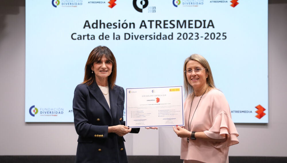 Mª Eugenia Girón y Patricia Pérez firman la adhesión de Atresmedia a la Carta de la diversidad