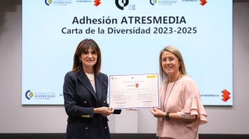 Mª Eugenia Girón y Patricia Pérez firman la adhesión de Atresmedia a la Carta de la diversidad