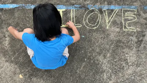 Niña pintando en Sarnelli House Niña pintando en Sarnelli House