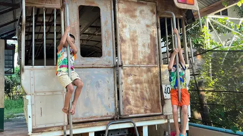 Niños jugando durante el voluntariado en Tailandia Niños jugando durante el voluntariado en Tailandia
