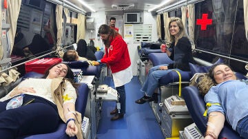 Trabajadoras de Atresmedia donando sangre