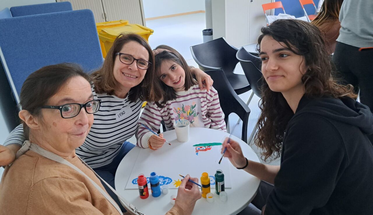 Pintando juntos en el taller de creatividad