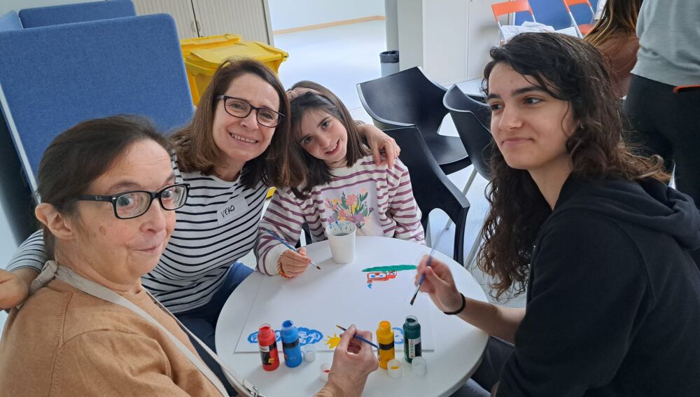 Pintando juntos en el taller de creatividad