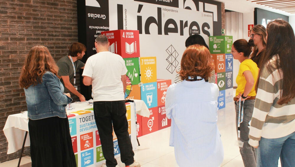Empleados de Atresmedia en una acci&oacute;n de sensibilizaci&oacute;n en el 10&ordm; aniversario de los ODS