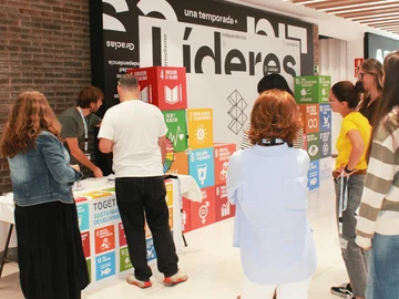 Empleados de Atresmedia en una acción de sensibilización en el 10º aniversario de los ODS Empleados de Atresmedia en una acción de sensibilización en el 10º aniversario de los ODS
