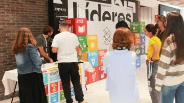 Empleados de Atresmedia en una acción de sensibilización en el 10º aniversario de los ODS Empleados de Atresmedia en una acción de sensibilización en el 10º aniversario de los ODS