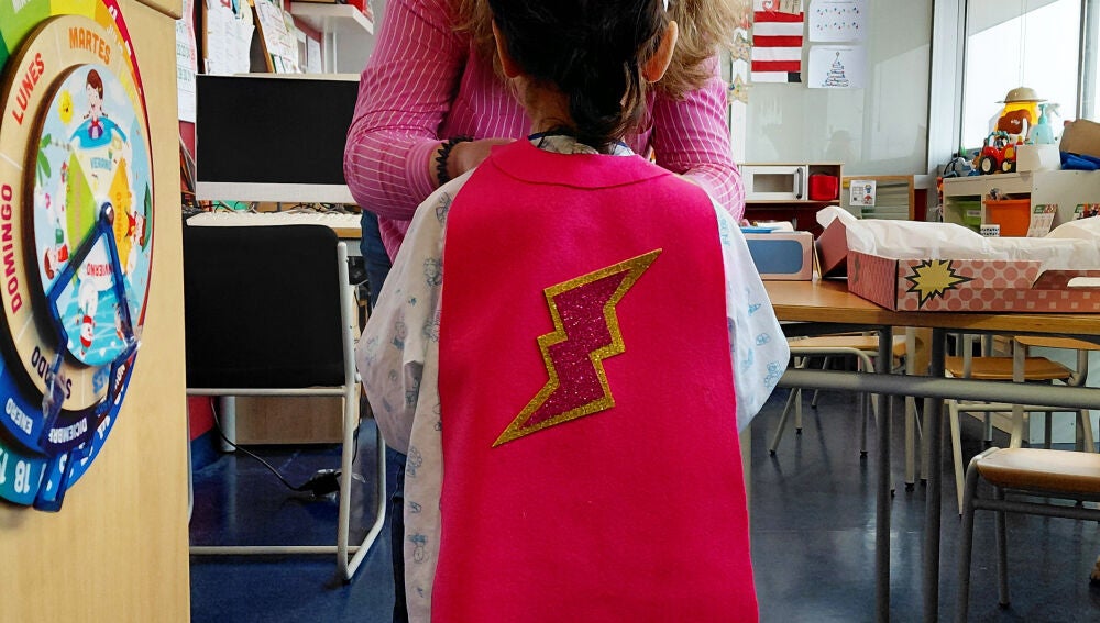 Ni&ntilde;a de tres a&ntilde;os recibiendo su kit de superpoderes