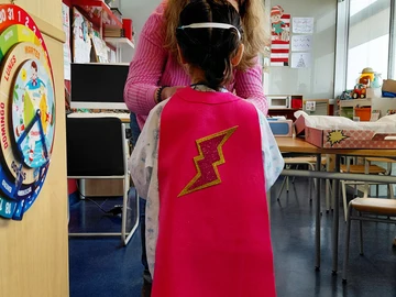 Niña de tres años recibiendo su kit de superpoderes Niña de tres años recibiendo su kit de superpoderes