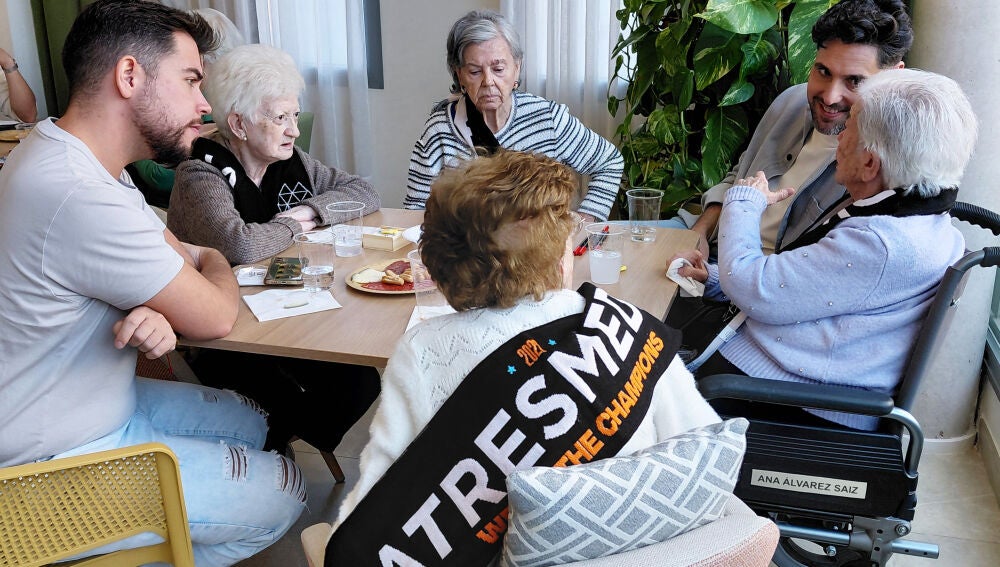 Voluntarios y residentes jugando al Bingo Musical
