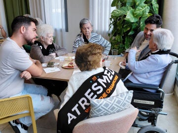 Voluntarios y residentes jugando al Bingo Musical