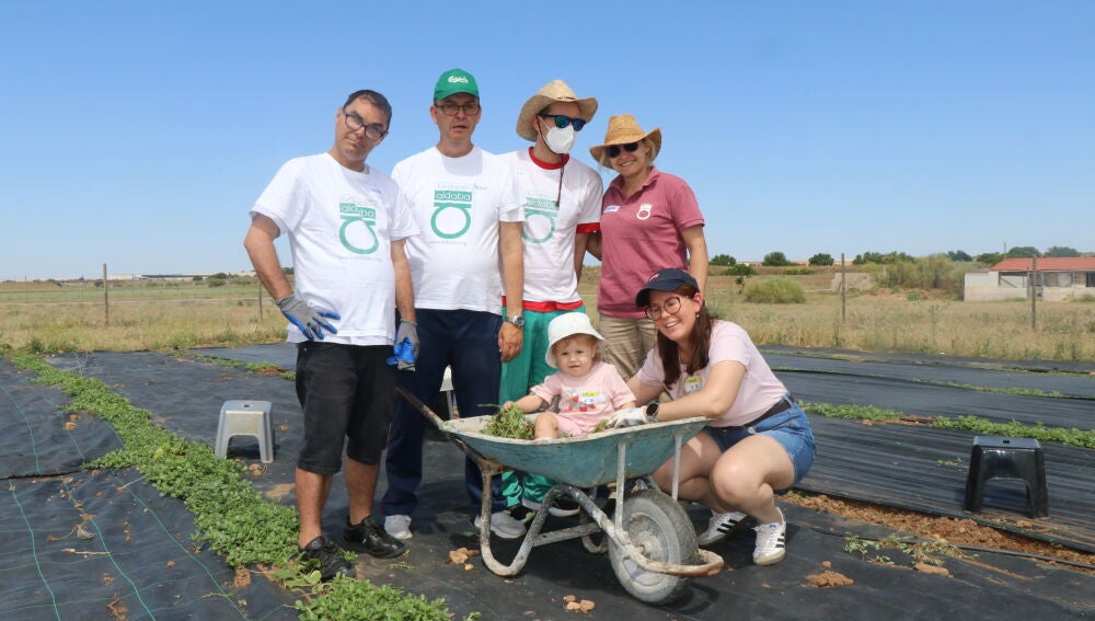 Voluntarios Atresmedia junto a los usuarios de Fundaci&oacute;n Aldaba