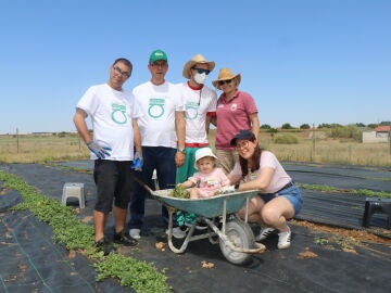 Voluntarios Atresmedia junto a los usuarios de Fundaci&oacute;n Aldaba