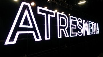 El plató del Debate Decisivo con el rótulo de Atresmedia