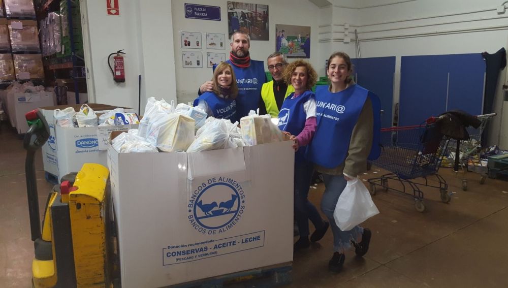 Voluntarios Atresmedia clasifican 10.000 kilos de alimentos  de la Gran Recogida de Madrid