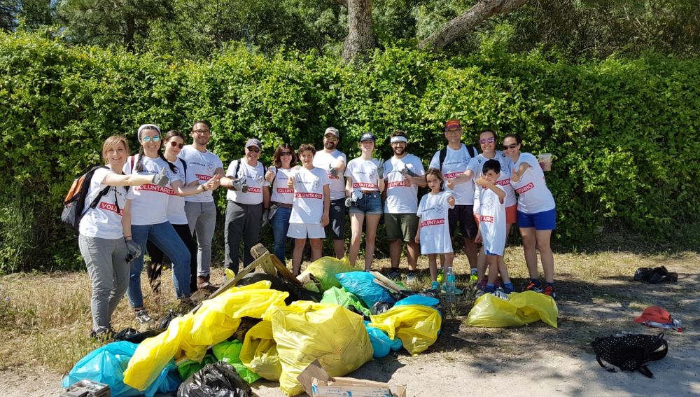 Voluntarios Atresmedia limpian de basuraleza el Monte del Pardo con el proyecto Libera