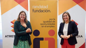MaríaViver y Patricia Pérez durante la firma de las Becas Atresmedia
