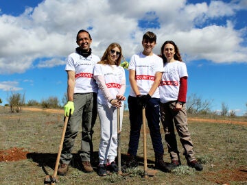 Una familia de voluntarios Atresmedia participando en la actividad de reforestación