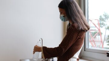 Una trabajadora de Atresmedia utilizando las nuevas fuentes de agua