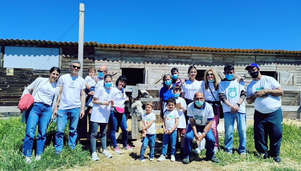 Voluntarios Atresmedia y usuarios de la Fundación Aldaba junto a uno de los burritos del centro ocupacional El Molino
