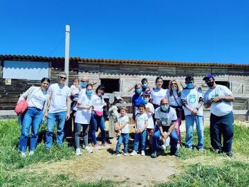 Voluntarios Atresmedia y usuarios de la Fundación Aldaba junto a uno de los burritos del centro ocupacional El Molino