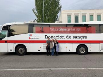 Tres compañeros de Atresmedia tras donar sangre