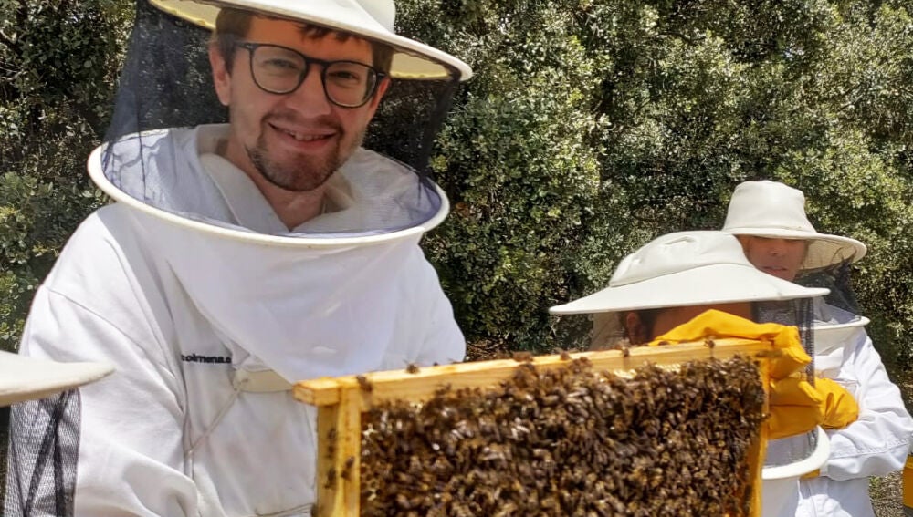 Voluntario Atresmedia en el apiario