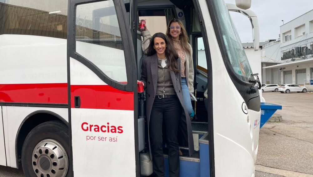 Dos empeladas saliendo del autob&uacute;s tras donar sangre