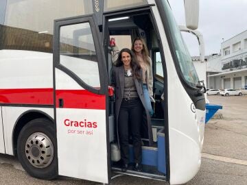 Dos empeladas saliendo del autobús tras donar sangre