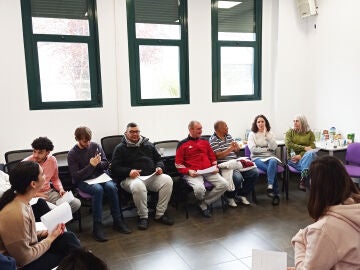Voluntarios y residentes realizando una dinámica 