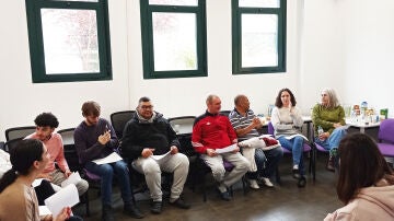 Voluntarios y residentes realizando una din&aacute;mica 