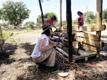 Voluntaria Atresmedia construyendo un comedero para caballos